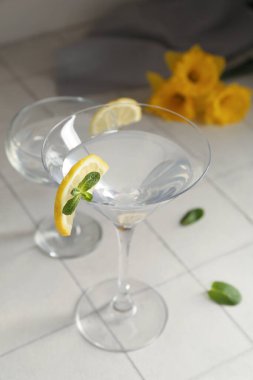 Bir bardak limonlu martini.