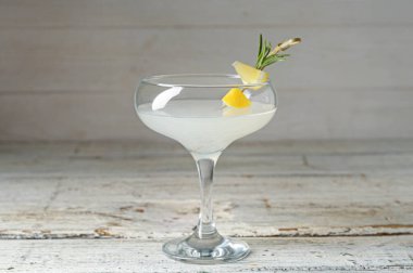 Tahta masada limonlu bir bardak martini.