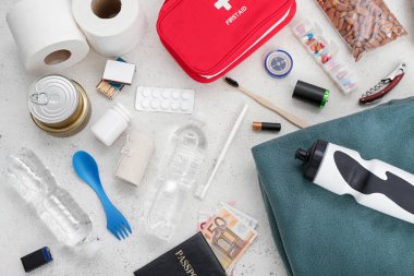 Acil durum çantası için gereksinimler beyaz masada