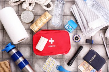 Gri karo arka planda acil durum çantası gereksinimleri