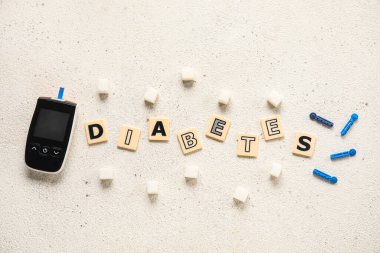 Beyaz zemin üzerinde glukometre, şerit ve şeker bulunan sözcük DIABETES