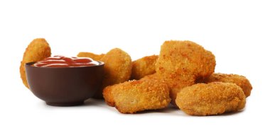 Ketçaplı kase ve beyaz arka planda lezzetli nuggetlar.