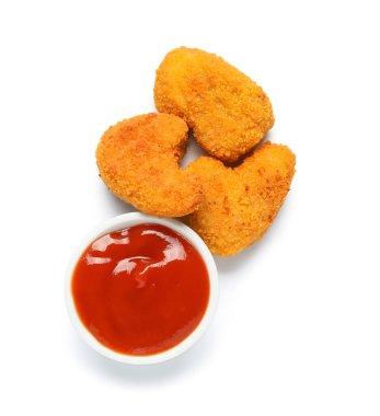 Ketçaplı kase ve beyaz arka planda lezzetli nuggetlar.