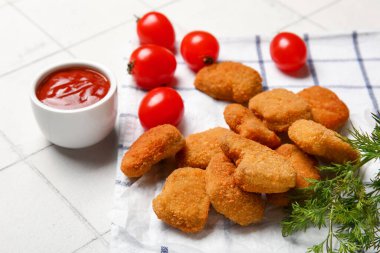 Beyaz fayanslı ketçaplı bir yığın lezzetli külçe.