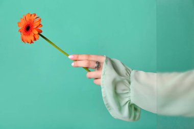 Yeşil arka planda güzel çiçekli bir kadın. El bakımı kavramı