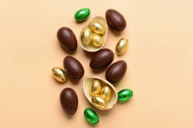 Bej arka planda çikolatalı Paskalya yumurtaları