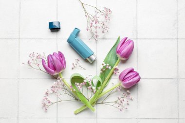 Beyaz fayanslı çiçekli astım spreyi.