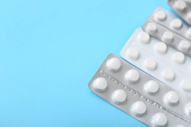 Mavi arka planda hapların kabarcıkları, yakın plan