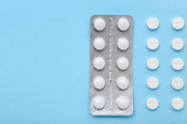 Mavi arka planda beyaz haplı kabarcık.