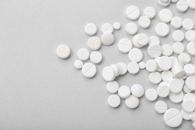 Gri arka planda beyaz haplar