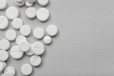 Gri arka planda beyaz haplar