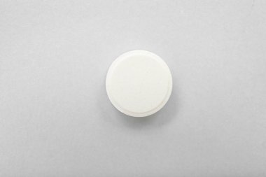 Gri arkaplanda beyaz hap