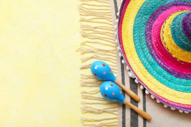 Meksika marakas şapkası ve sarı arka planda serape.