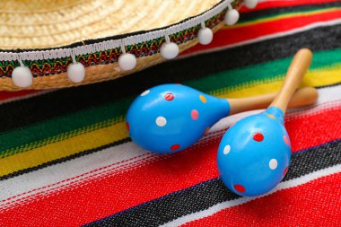 Meksika marakas şapkası ile renkli serape, yakın plan