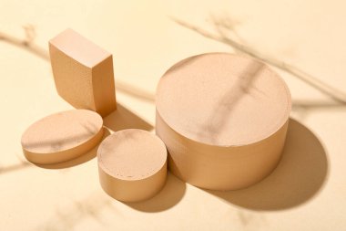 Bej arka planda dekoratif sıva podyumları