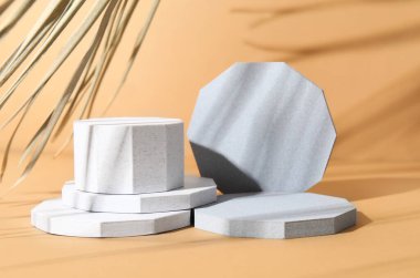 Bej arka planda dekoratif sıva podyumları