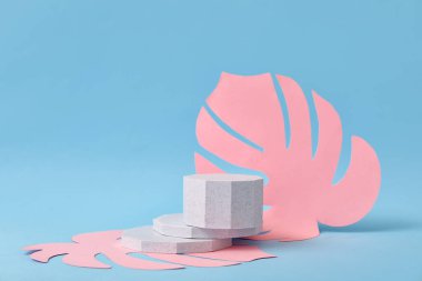 Mavi arka planda kağıt tropikal yapraklı dekoratif sıva podyumları