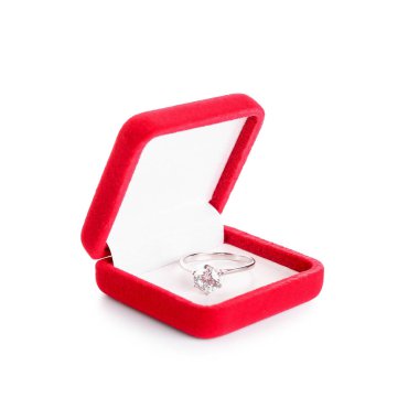 Beyaz arkaplanda nişan yüzüğü olan kırmızı kutu.