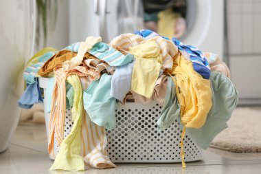 Çamaşır odasında kirli çamaşırlarla dolu bir sepet.