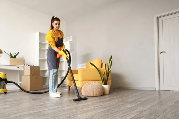Young Woman Hoovering Floor Her House — Stock Photo, Image