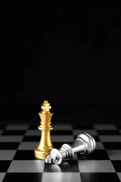 棋盘上有深色背景的棋子 输家概念 — 图库照片