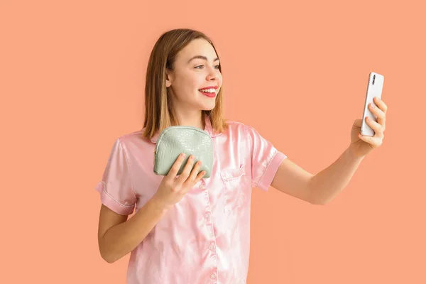 Young Woman Cosmetic Bag Mobile Phone Taking Selfie Pink Background — Stock Photo, Image