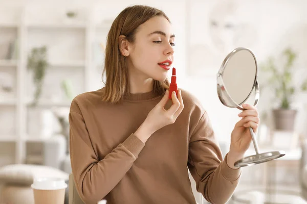 Ung Kvinna Med Spegel Applicera Läppstift Hemma — Stockfoto