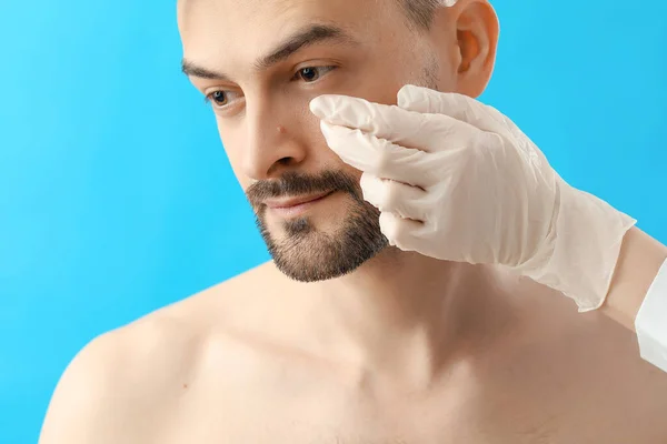 Dermatolog Undersöka Födelsemärke Ung Man Blå Bakgrund Närbild — Stockfoto