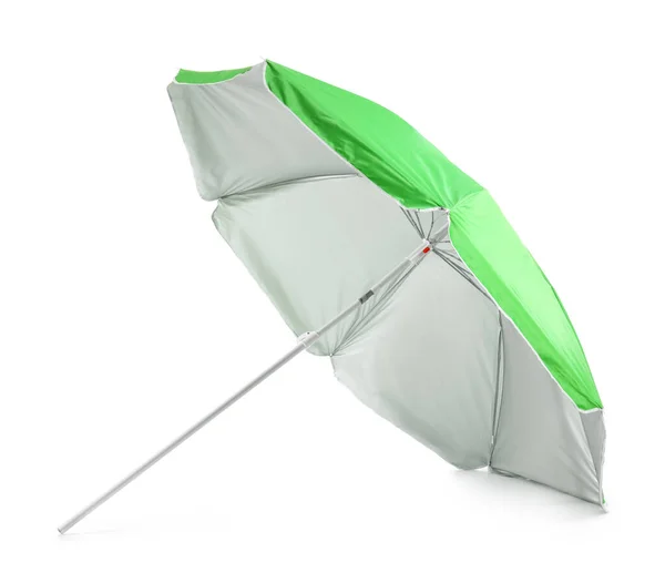 白色背景的绿色海滩伞 — 图库照片