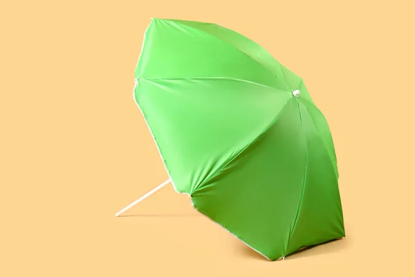 ベージュ地に緑のビーチ傘 — ストック写真