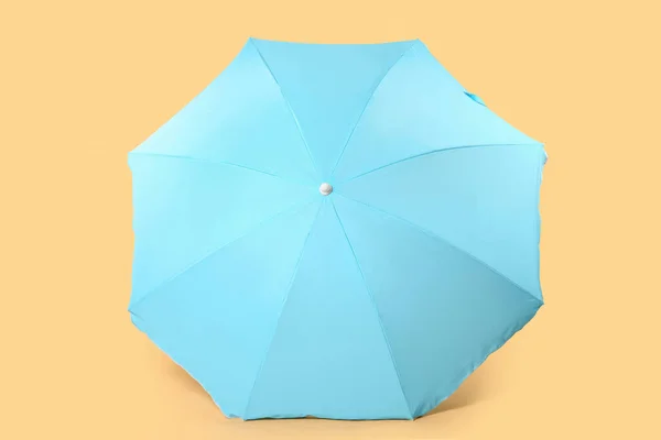 Parapluie Plage Bleu Sur Fond Beige — Photo