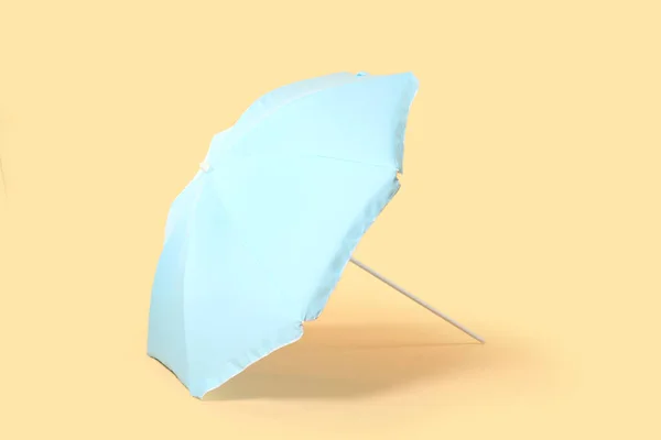 ベージュ地にブルーのビーチ傘 — ストック写真