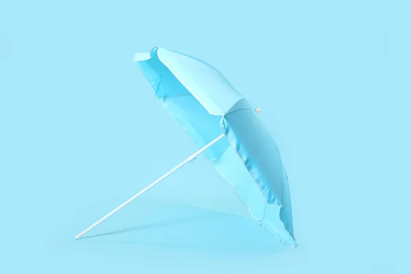 Strand Paraplu Blauwe Achtergrond — Stockfoto