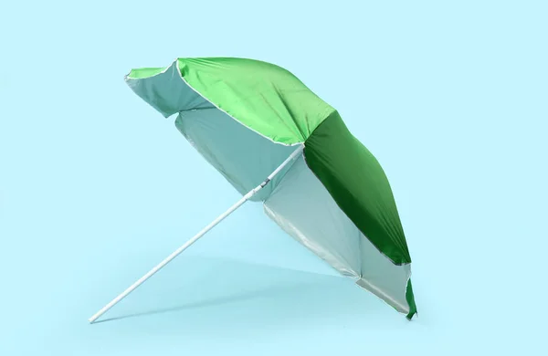 Grön Strand Paraply Blå Bakgrund — Stockfoto