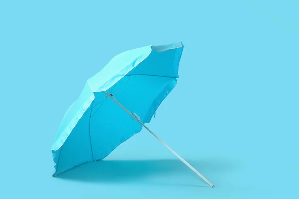 Strand Paraplu Blauwe Achtergrond — Stockfoto