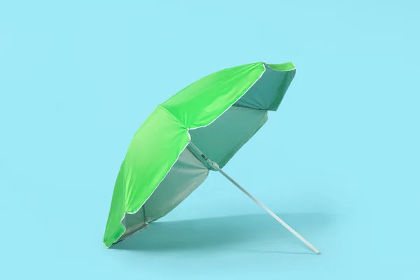 Zöld Strand Esernyő Kék Háttér — Stock Fotó