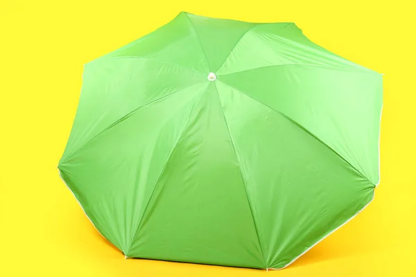 Grüner Sonnenschirm Auf Gelbem Hintergrund — Stockfoto