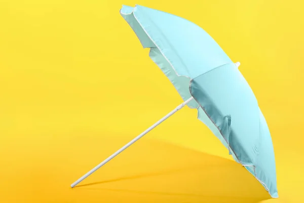 Kék Strand Esernyő Sárga Háttér — Stock Fotó