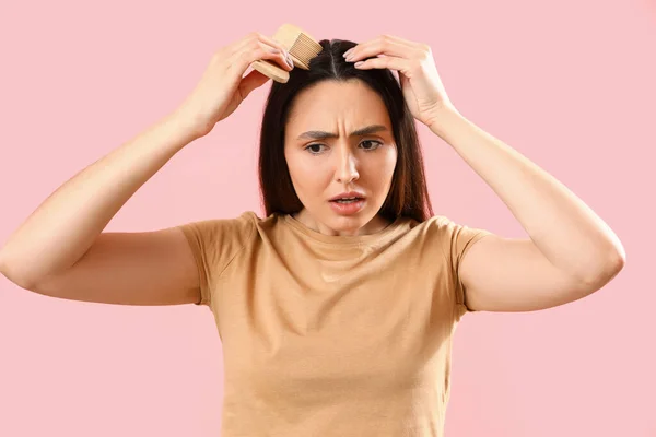 Obavy Mladá Žena Problémem Vypadávání Vlasů Růžovém Pozadí — Stock fotografie
