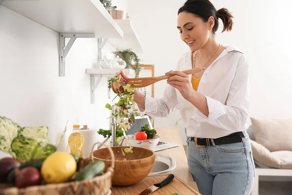 Junge Frau Macht Gemüsesalat Küche — Stockfoto
