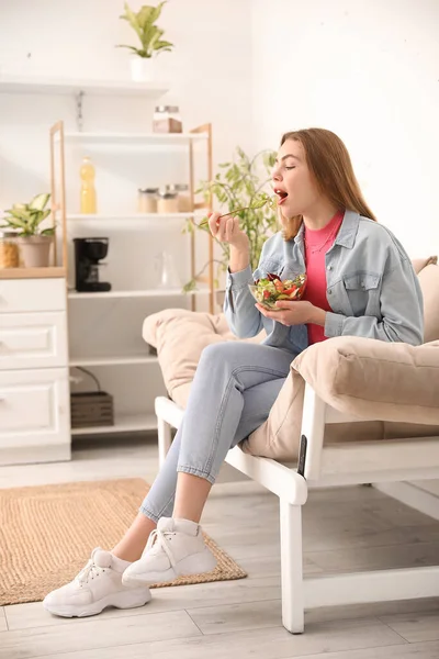 Mujer Joven Comiendo Ensalada Verduras Sofá Casa — Foto de Stock