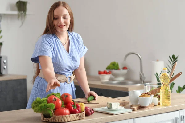 Genç Bir Kadın Mutfakta Sebze Salatası Yapıyor — Stok fotoğraf