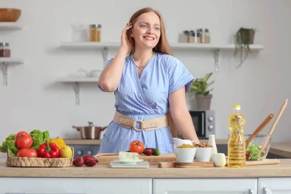 Giovane Donna Che Insalata Verdure Cucina — Foto Stock