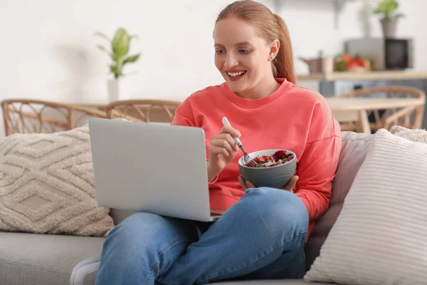 Young Woman Laptop Eating Vegetable Salad Home — Stock Photo, Image
