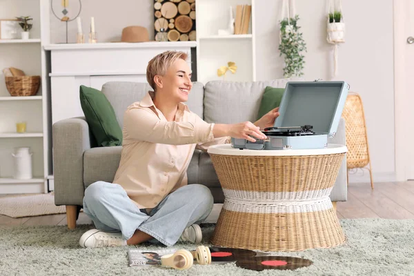 Mature Woman Record Player Sitting Home — Stock Photo, Image