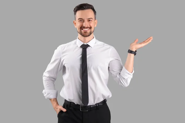 Handsome Businessman Showing Something Grey Background — Stock Photo, Image