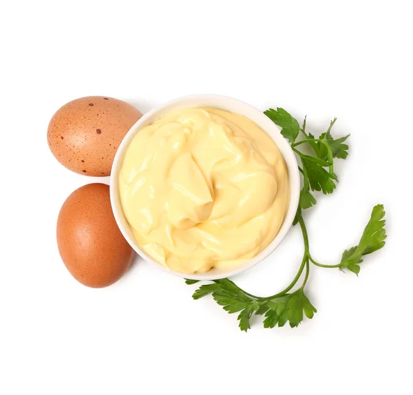 Miska Smacznym Sosem Majonezowym Jajkami Pietruszką Białym Tle — Zdjęcie stockowe