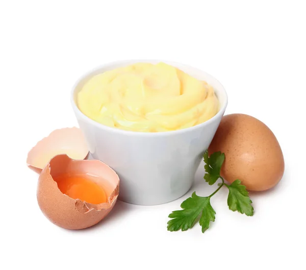 Schaal Met Smakelijke Mayonaisesaus Eieren Peterselie Witte Achtergrond — Stockfoto