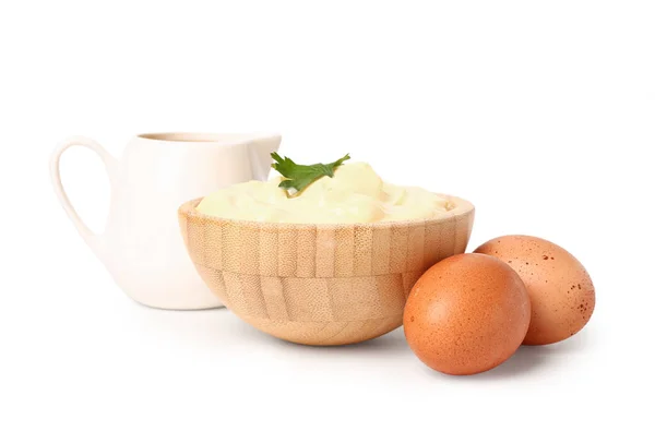 Schaal Met Smakelijke Mayonaise Saus Ingrediënten Witte Achtergrond — Stockfoto