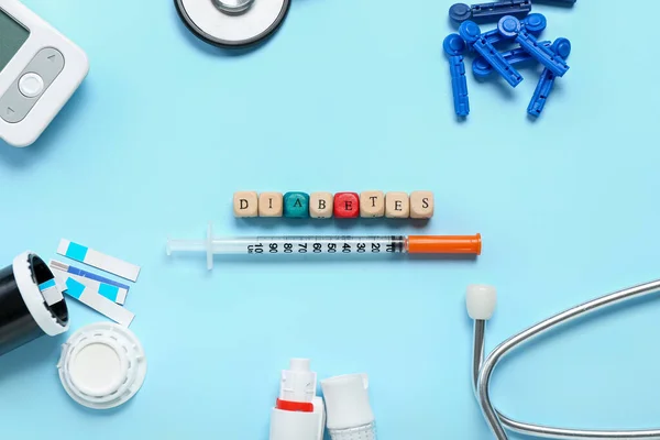 青い背景に医療用品を持つ言葉の糖尿病 — ストック写真